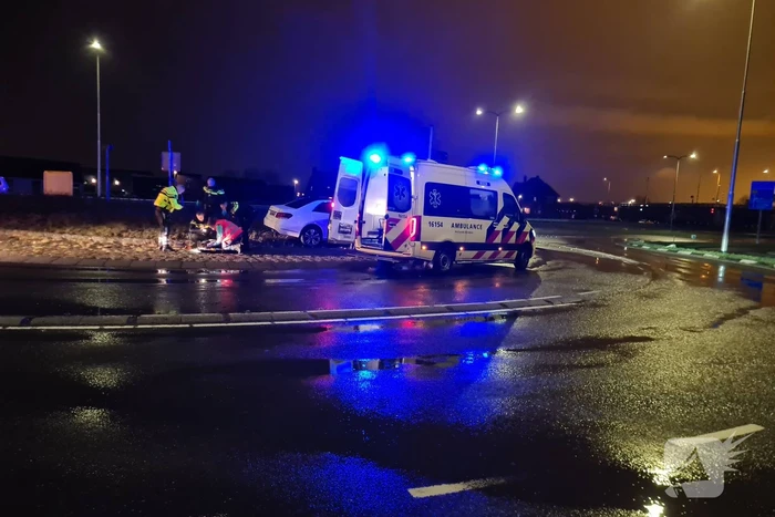 Bestuurder rijdt tegen verkeersbord op rotonde