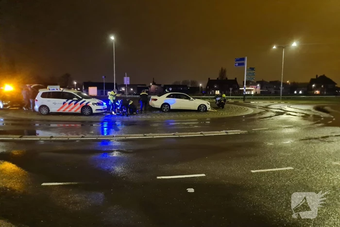 Bestuurder rijdt tegen verkeersbord op rotonde