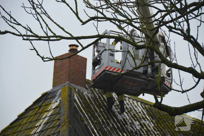 Brand in schoorsteen van boerderijwoning
