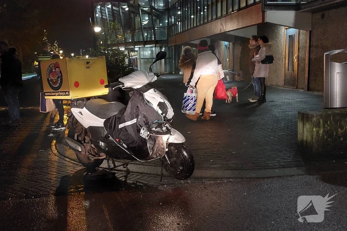 Maaltijdbezorger aangereden door personenauto
