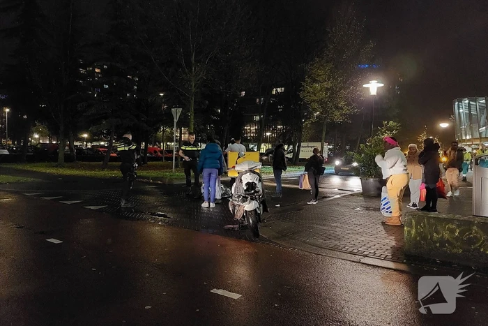 Maaltijdbezorger aangereden door personenauto