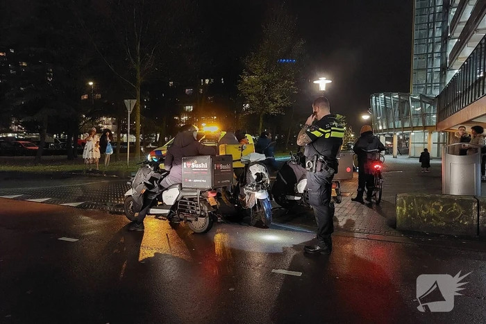Maaltijdbezorger aangereden door personenauto