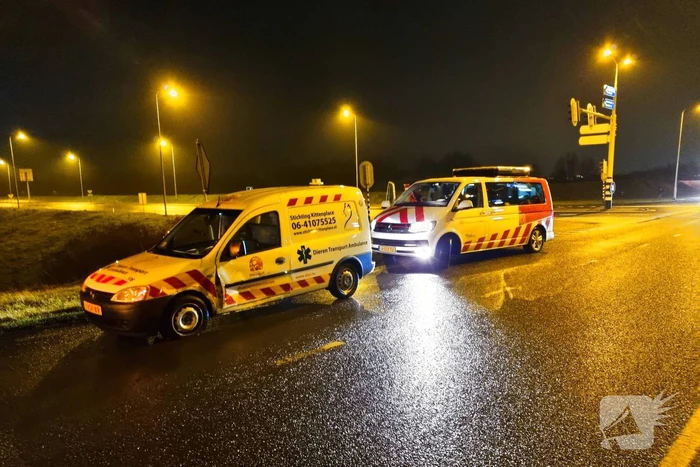 Forse schade na botsing met dierenambulance en personenauto