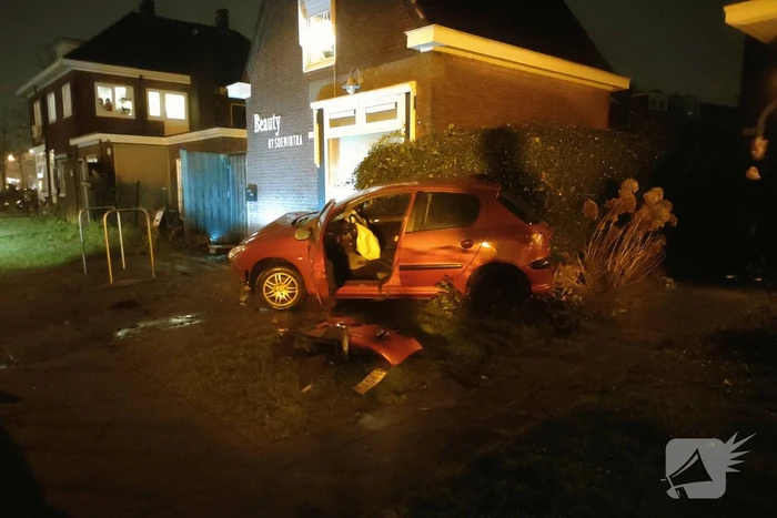 Auto zwaar beschadigd na botsing tegen gebouw