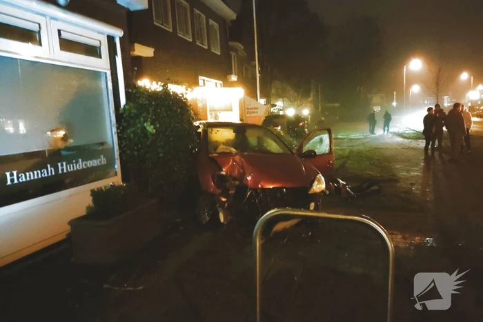 Auto zwaar beschadigd na botsing tegen gebouw