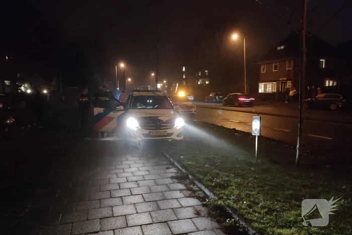 Auto zwaar beschadigd na botsing tegen gebouw