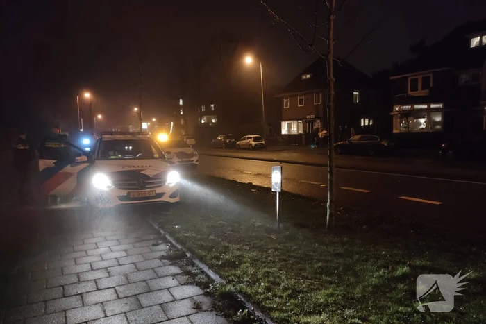 Auto zwaar beschadigd na botsing tegen gebouw