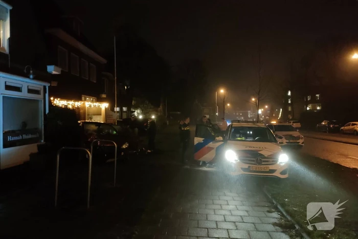 Auto zwaar beschadigd na botsing tegen gebouw