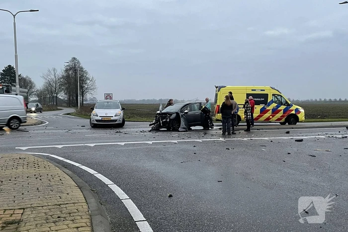Twee auto's betrokken bij botsing op kruispunt
