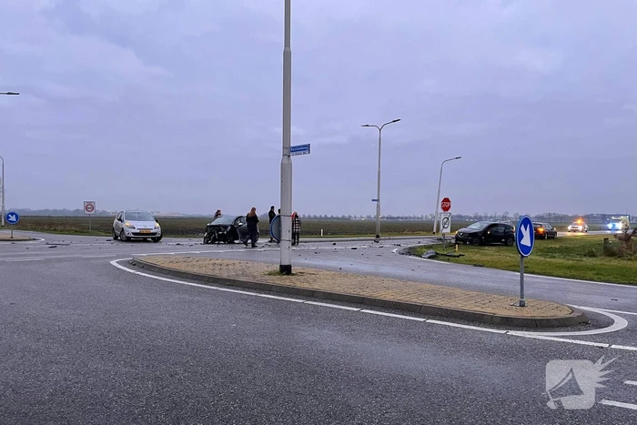 Twee auto's betrokken bij botsing op kruispunt