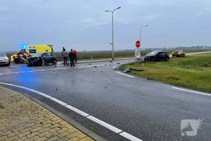 Twee auto's betrokken bij botsing op kruispunt