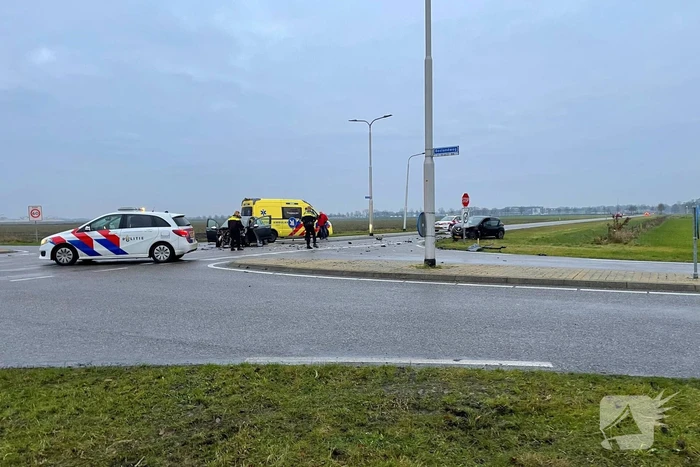 Twee auto's betrokken bij botsing op kruispunt