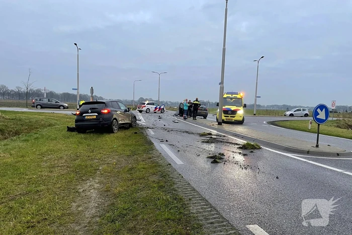 Twee auto's betrokken bij botsing op kruispunt