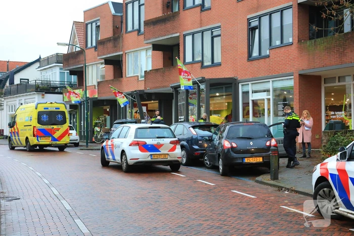 Automobilist eindigt tegen winkelpand