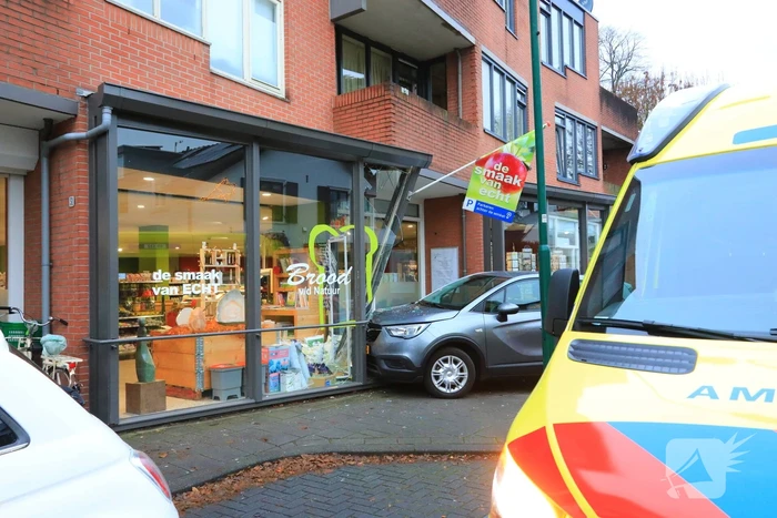 Automobilist eindigt tegen winkelpand