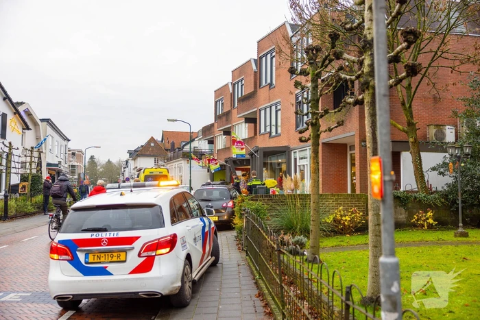 Automobilist eindigt tegen winkelpand