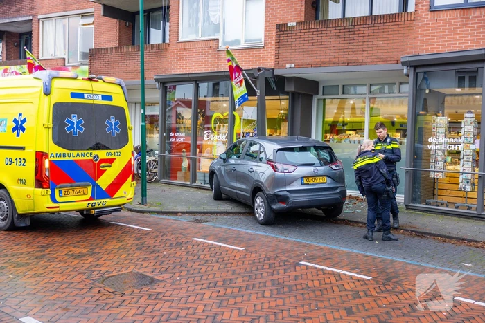 Automobilist eindigt tegen winkelpand