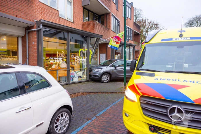 Automobilist eindigt tegen winkelpand