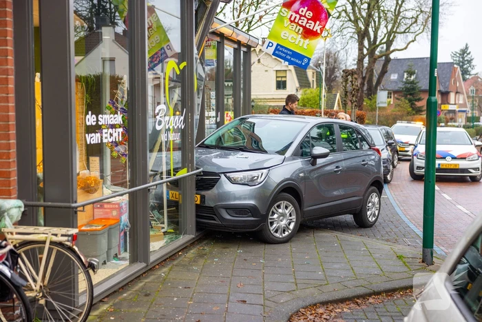 Automobilist eindigt tegen winkelpand