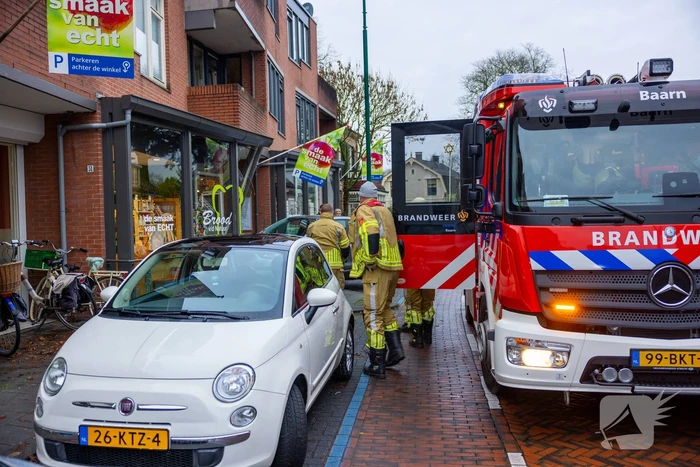 Automobilist eindigt tegen winkelpand