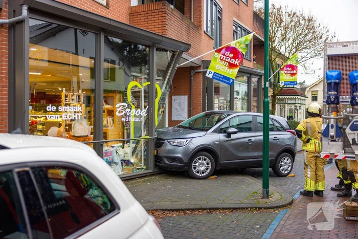 Automobilist eindigt tegen winkelpand