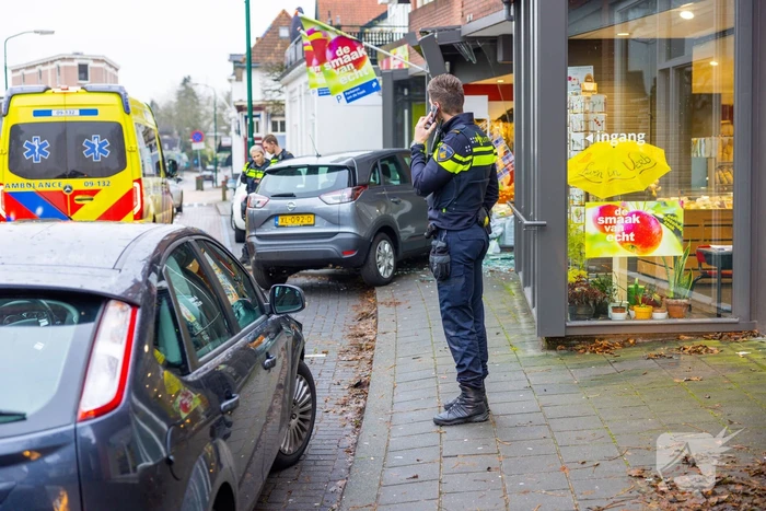 Automobilist eindigt tegen winkelpand