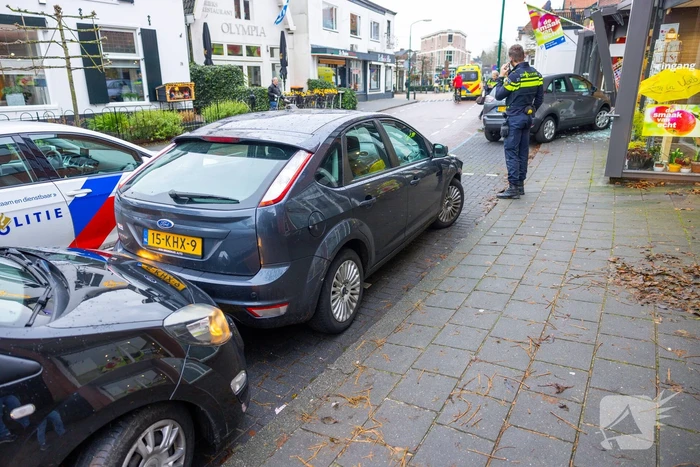 Automobilist eindigt tegen winkelpand