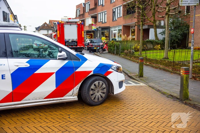 Automobilist eindigt tegen winkelpand