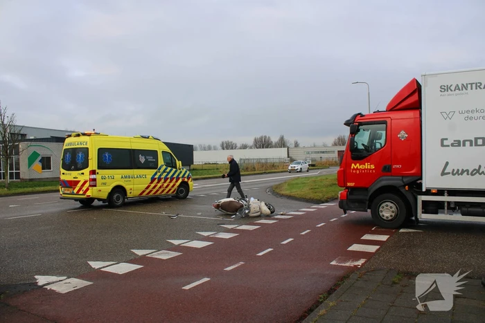 Scooter en vrachtwagen betrokken bij verkeersongeval