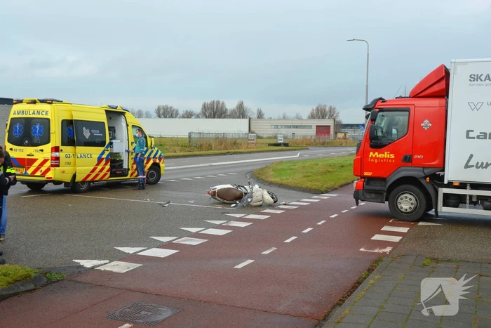Scooter en vrachtwagen betrokken bij verkeersongeval