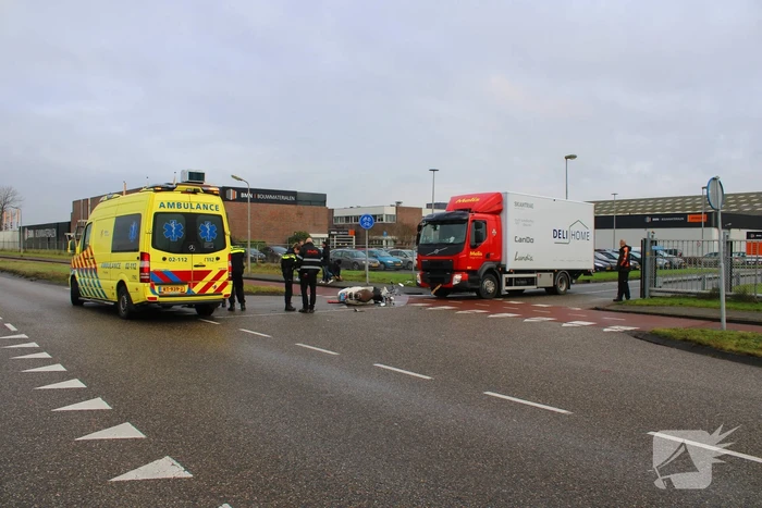 Scooter en vrachtwagen betrokken bij verkeersongeval