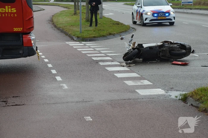 Scooter en vrachtwagen betrokken bij verkeersongeval