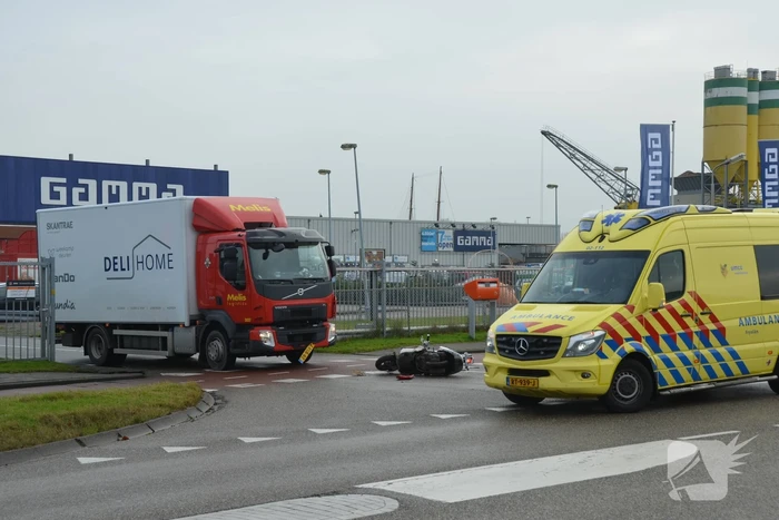 Scooter en vrachtwagen betrokken bij verkeersongeval