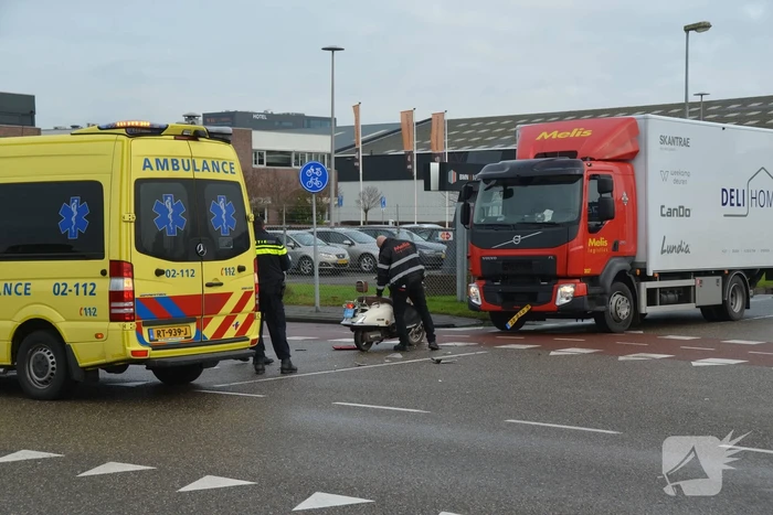 Scooter en vrachtwagen betrokken bij verkeersongeval