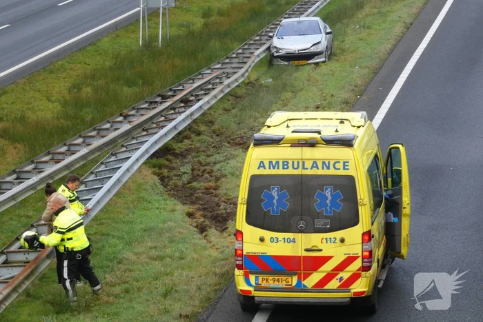 Auto botst op vangrail