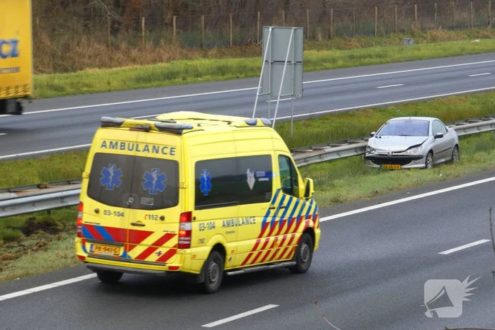 Auto botst op vangrail