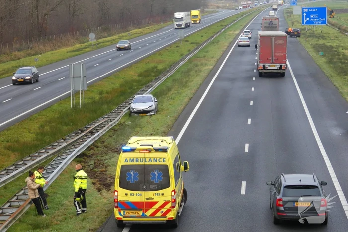 Auto botst op vangrail