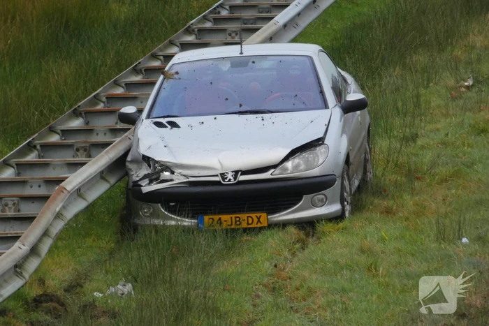 Auto botst op vangrail