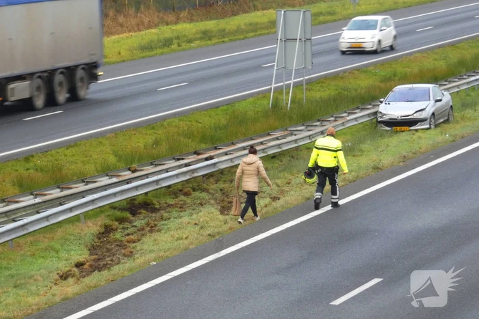 Auto botst op vangrail