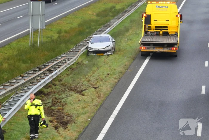 Auto botst op vangrail