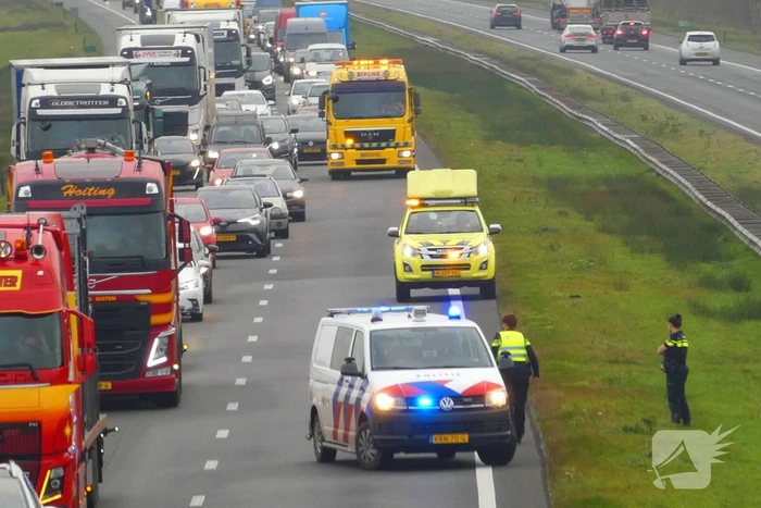 Auto botst op vangrail