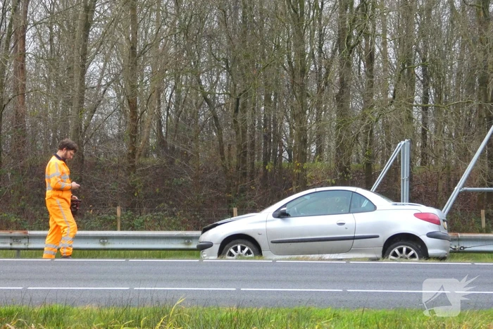 Auto botst op vangrail