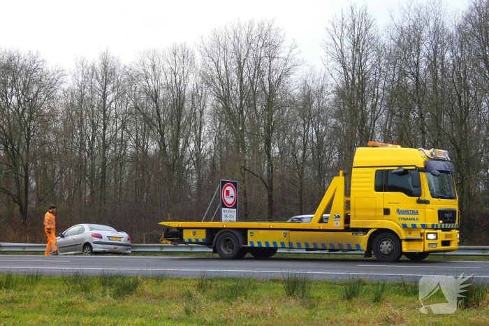 Auto botst op vangrail