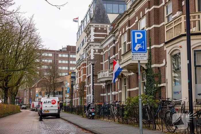 Vlaggen uitgehangen voor wereldkampioen Max Verstappen