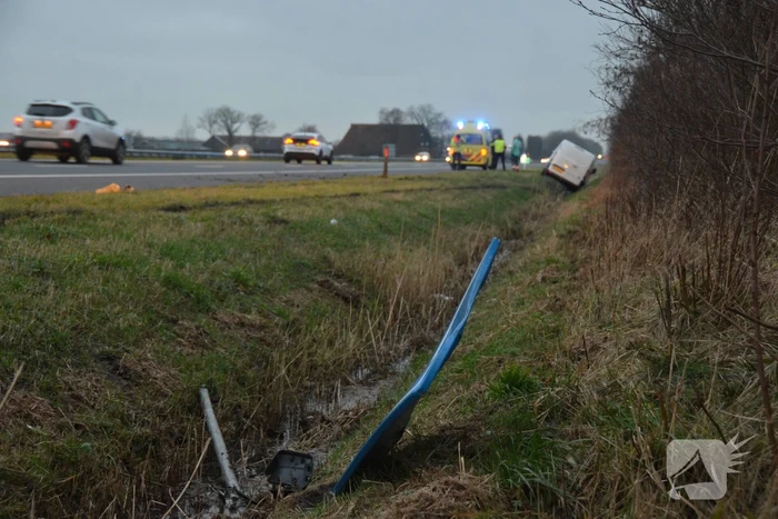 Auto in sloot belandt naast snelweg