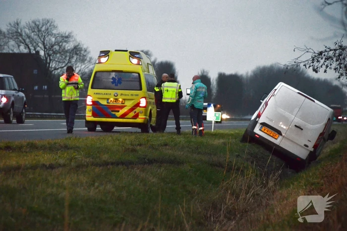 Auto in sloot belandt naast snelweg