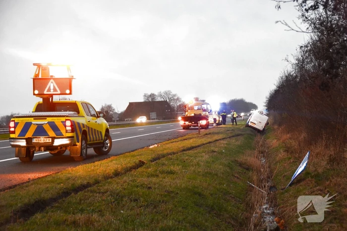 Auto in sloot belandt naast snelweg