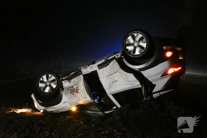 Auto raakt van de weg en vliegt over de kop