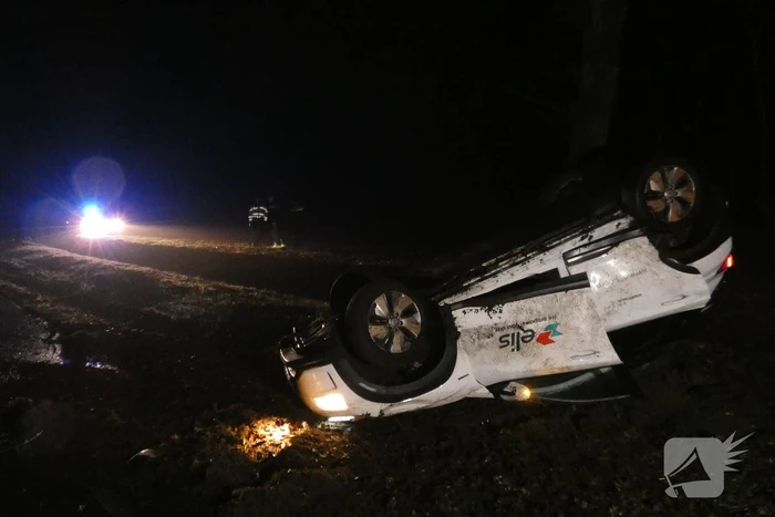 Auto raakt van de weg en vliegt over de kop