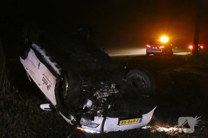 Auto raakt van de weg en vliegt over de kop